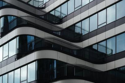 Biznis centar b40: Nova poslovna zgrada sa kaskadnim terasama na uglu dva novobeogradska bulevara