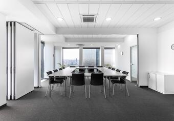 Uđite u kancelariju otvorenog plana spremnu za korišćenje za 15 osobe na lokaciji Regus USCE Tower