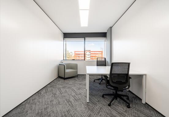 Pristup profesionalnim kancelarijama sa svim sadržajima uključenim u cenu za 1-2 osoba na lokaciji Regus Inobacka