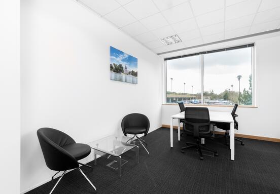 Pristup profesionalnim kancelarijama sa svim sadržajima uključenim u cenu za 5 osobe na lokaciji Regus Inobacka
