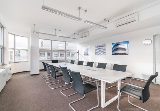 Ambijent uskladjen sa svetskim standardima za profesionalne kancelarije sa svim sadržajima uključenim u cenu za 3-4 osobe na lokaciji Regus The One