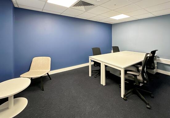 Autentičan prostor za zajednički rad sa svim sadržajima uključenim u cenu na lokaciji HQ IRIN Business Center